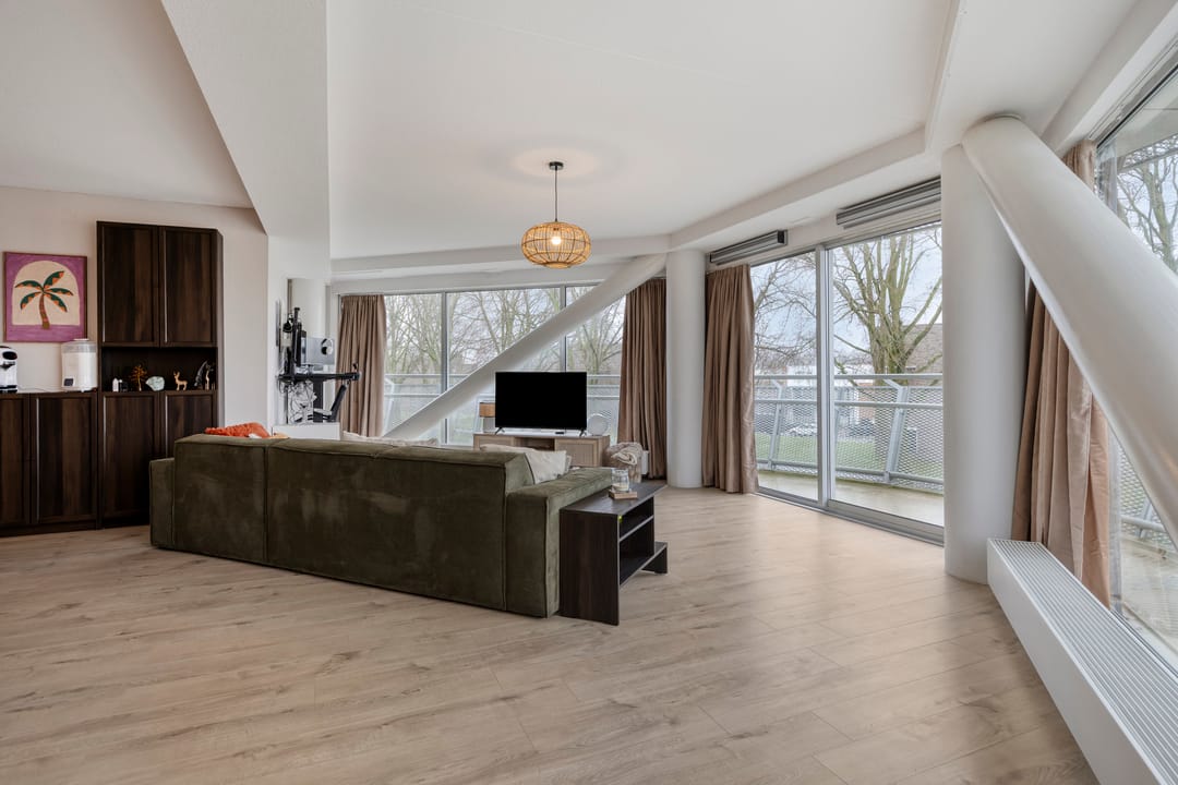 Modern corner apartment with sunny 180-degree balcony and parking in Hoogvliet — 22