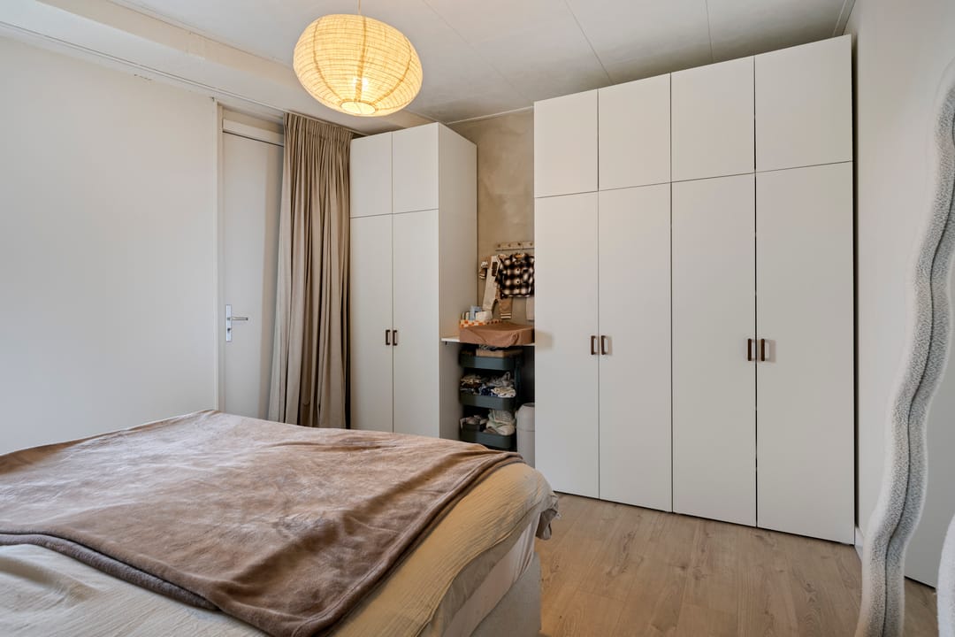 Modern corner apartment with sunny 180-degree balcony and parking in Hoogvliet — 26