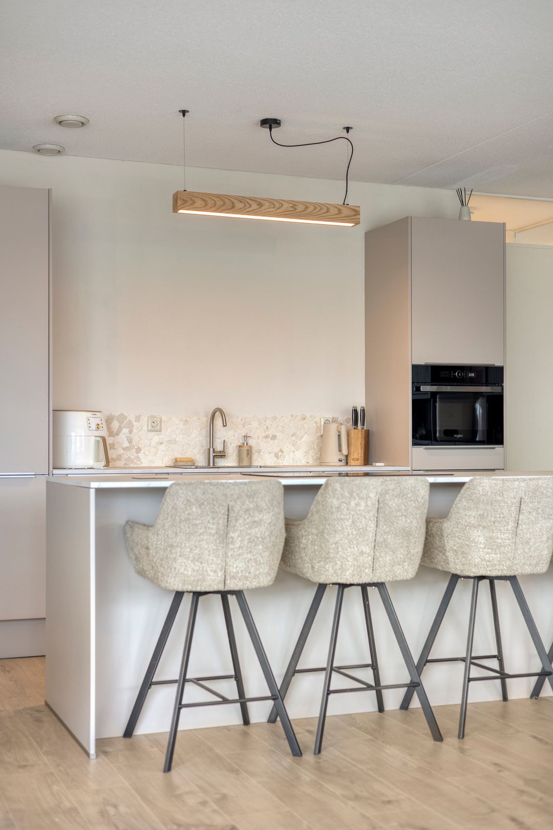 Modern corner apartment with sunny 180-degree balcony and parking in Hoogvliet — 47