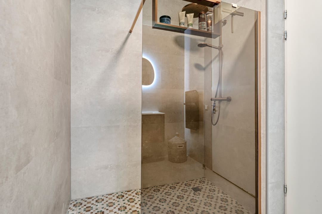 Modern corner apartment with sunny 180-degree balcony and parking in Hoogvliet — 31