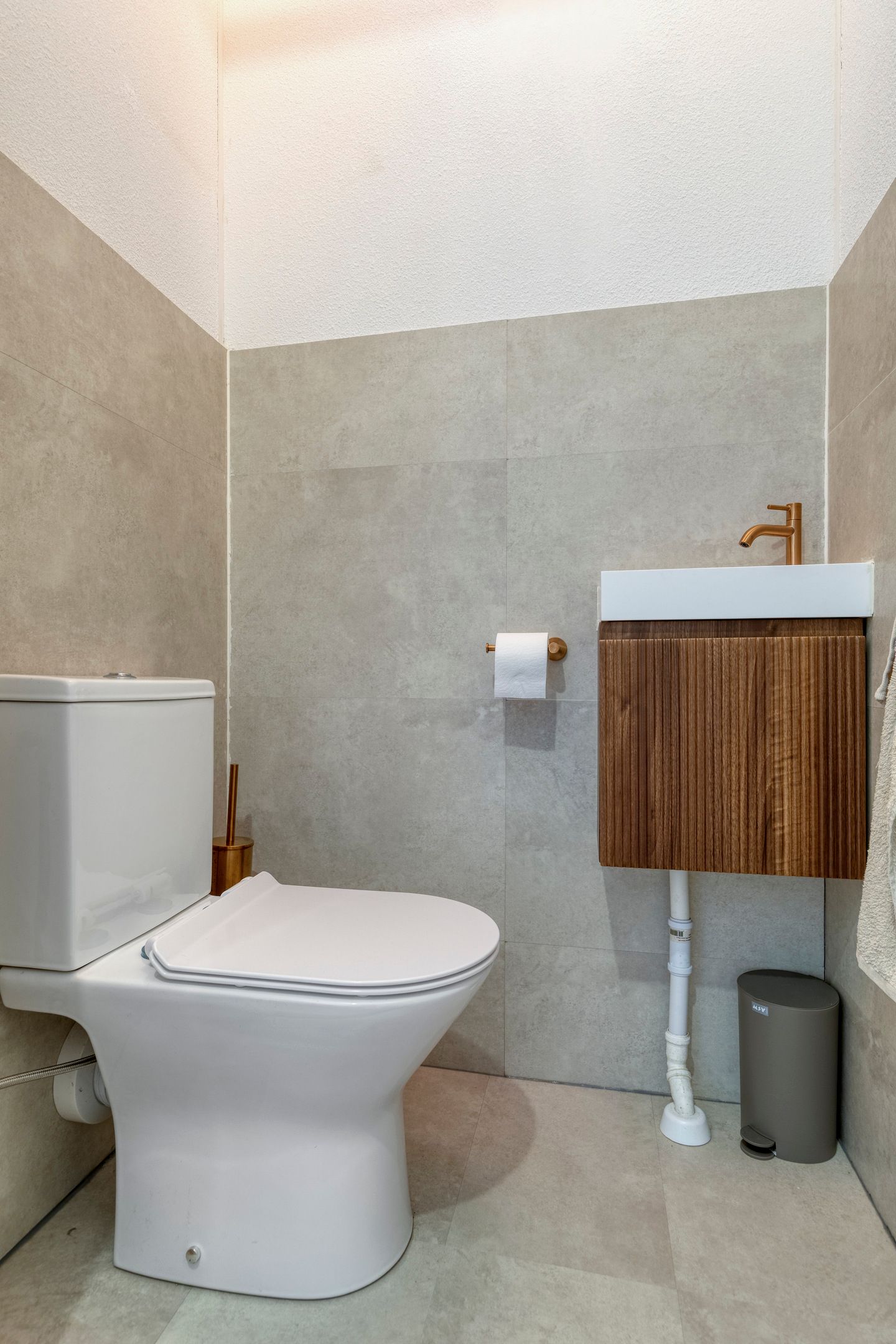 Modern corner apartment with sunny 180-degree balcony and parking in Hoogvliet — 50