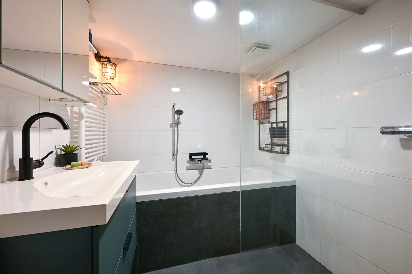 Photo 20 of Donkereind 10