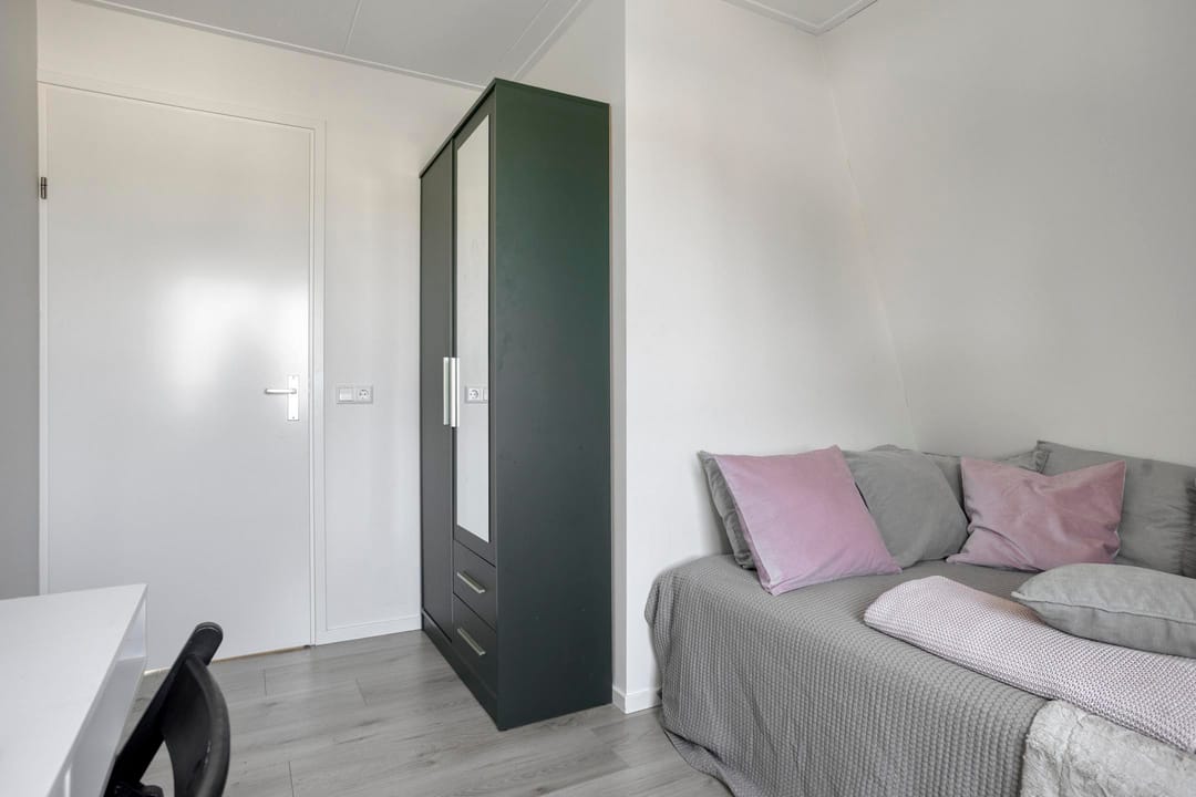 Modern Upper Apartment with South Balcony in Delft — 25