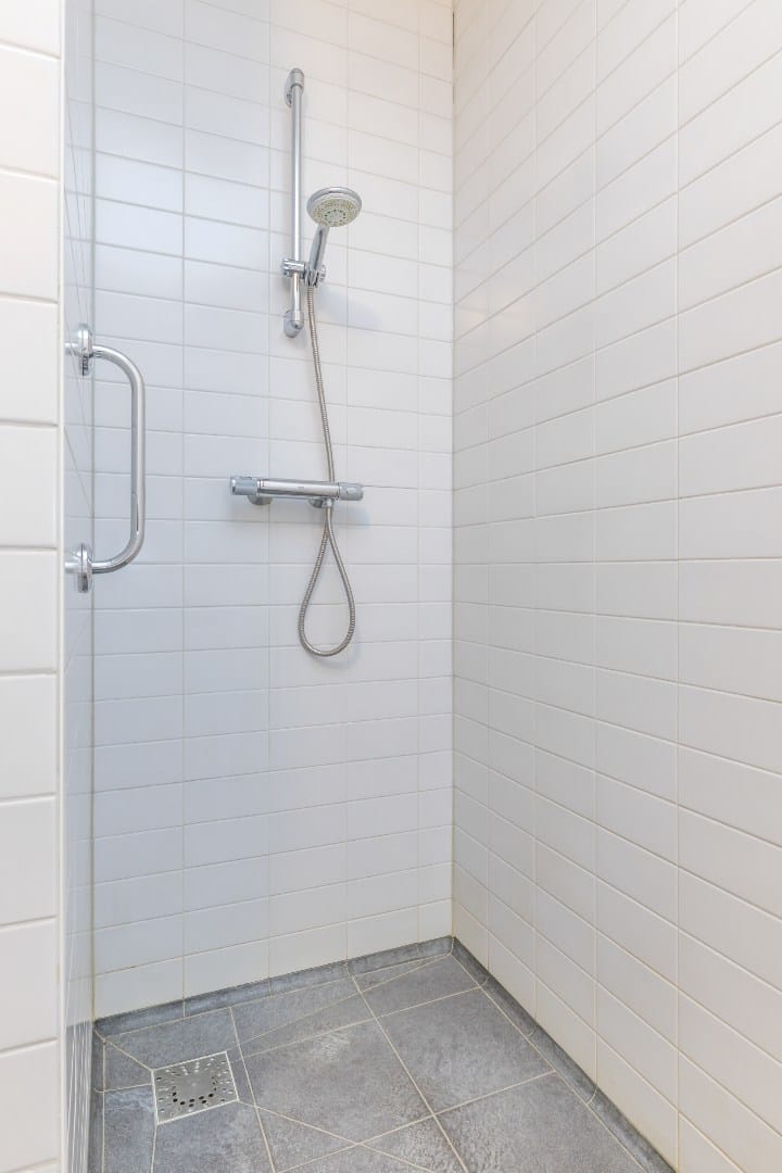 Spacious Apartment with Loggia and Private Parking in Munstergeleen Center — 25