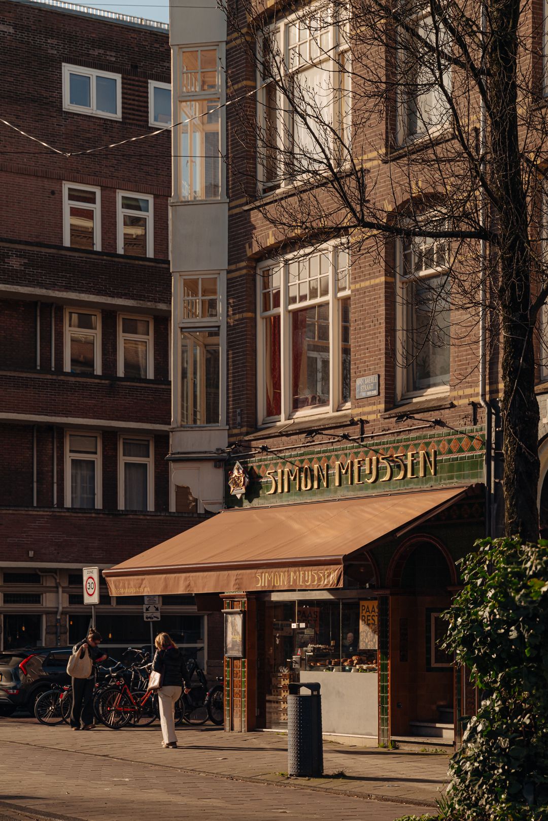 Characteristic double upper house with private entrance and balconies in Amsterdam Oud-Zuid — 21