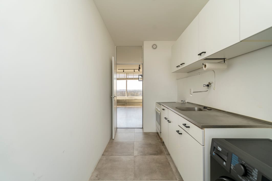Move-in Ready 3-Bedroom Apartment with Panoramic View in Tilburg — 17