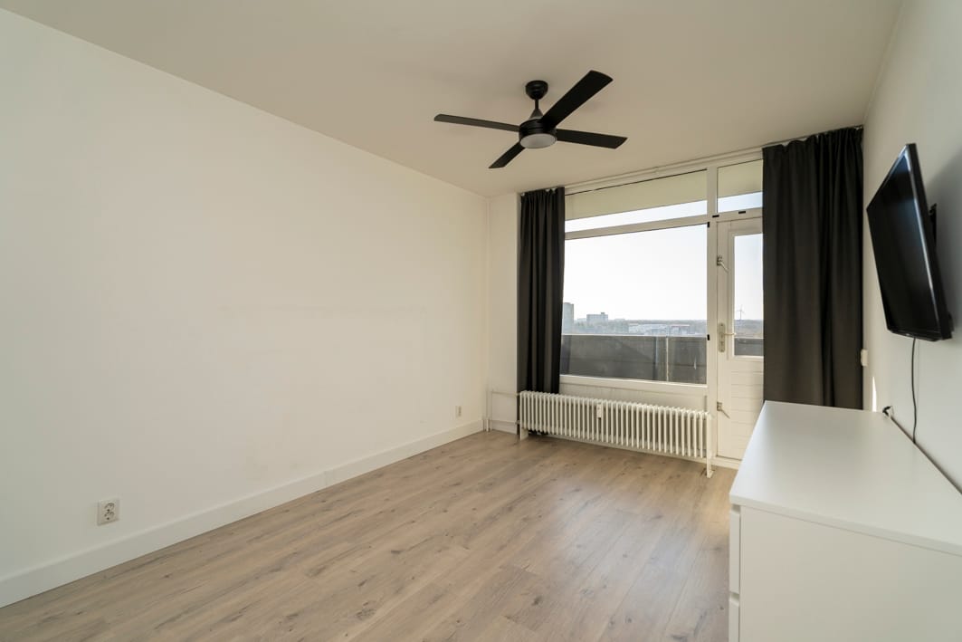 Move-in Ready 3-Bedroom Apartment with Panoramic View in Tilburg — 21