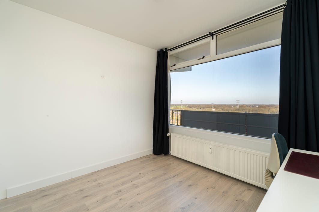 Move-in Ready 3-Bedroom Apartment with Panoramic View in Tilburg — 23
