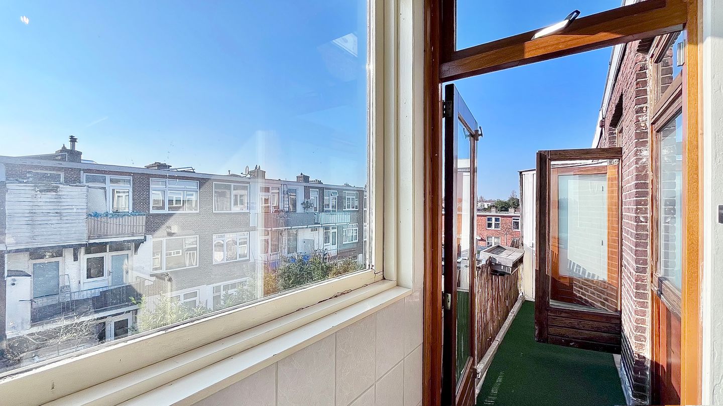 Top floor apartment with 3 bedrooms in The Hague — 25