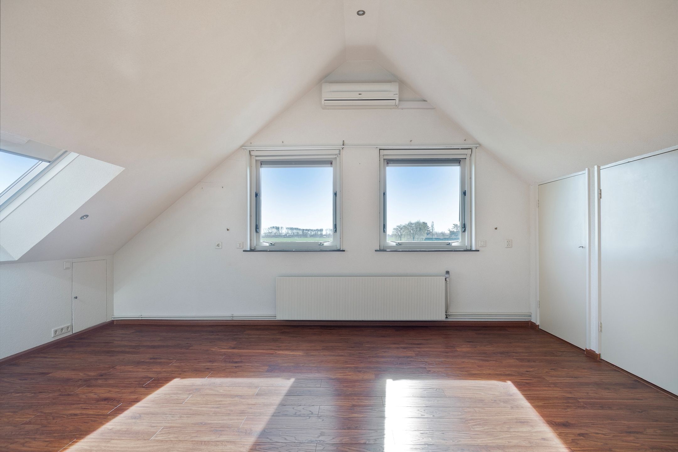 Spacious detached bungalow with panoramic polder view — 26