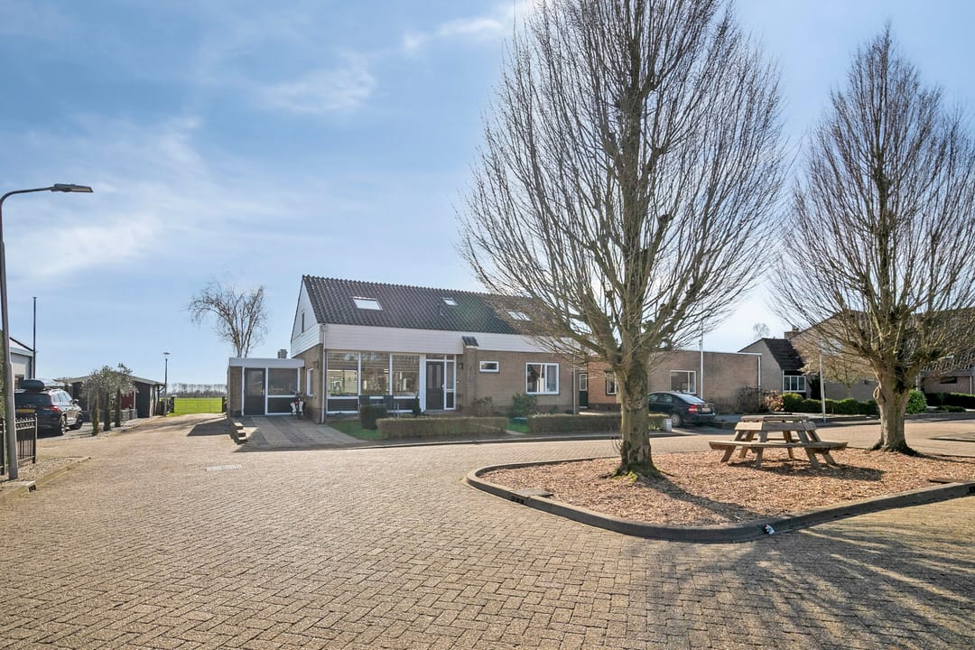 Spacious detached bungalow with panoramic polder view — 51