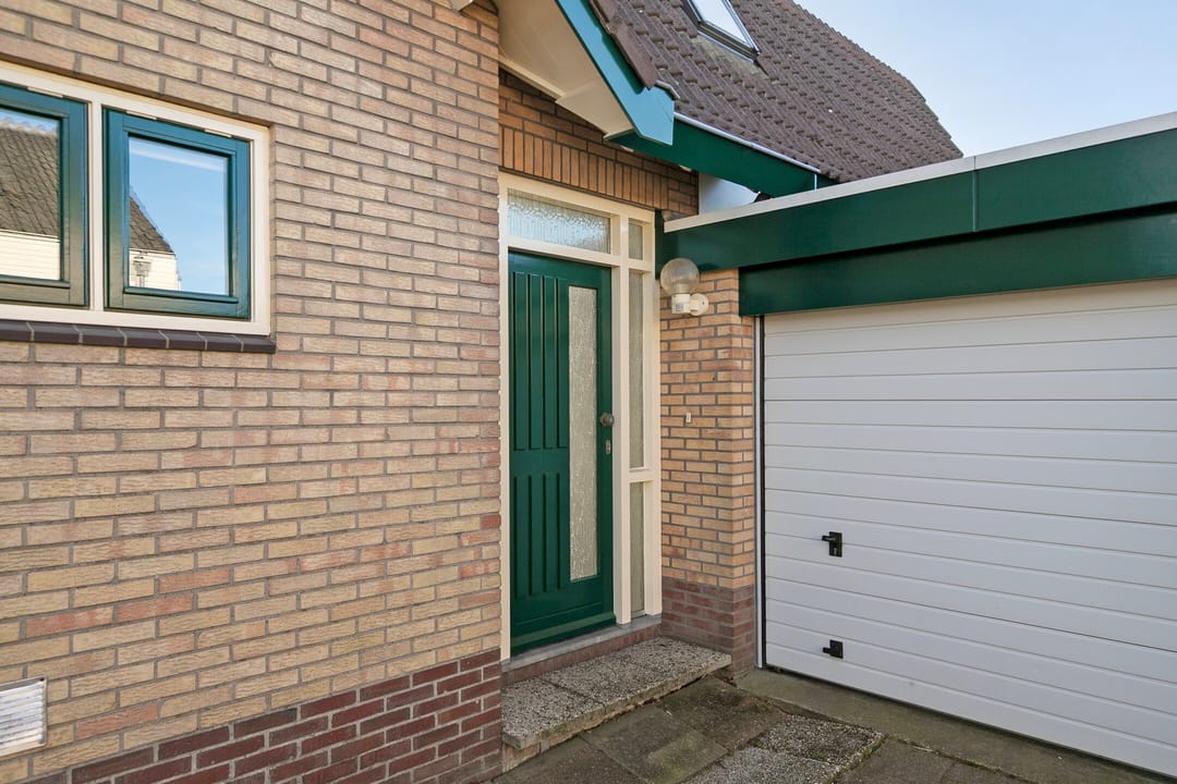 Spacious detached bungalow with panoramic polder view — 52