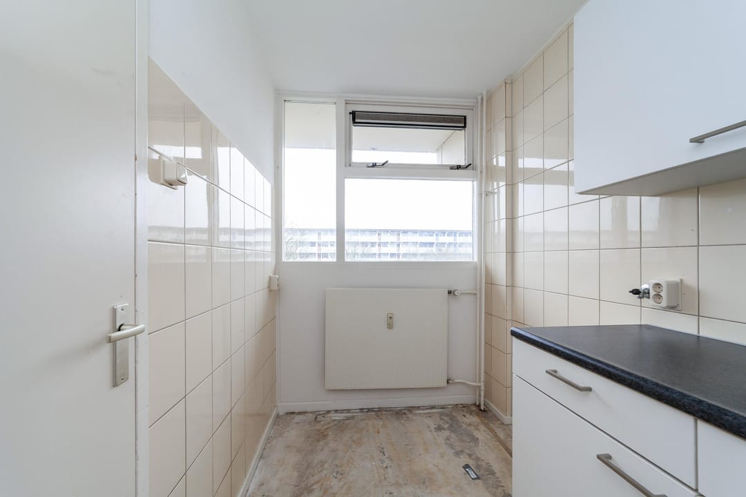 Spacious Apartment with Three Bedrooms and Sunny West Balconon in Leiden — 17