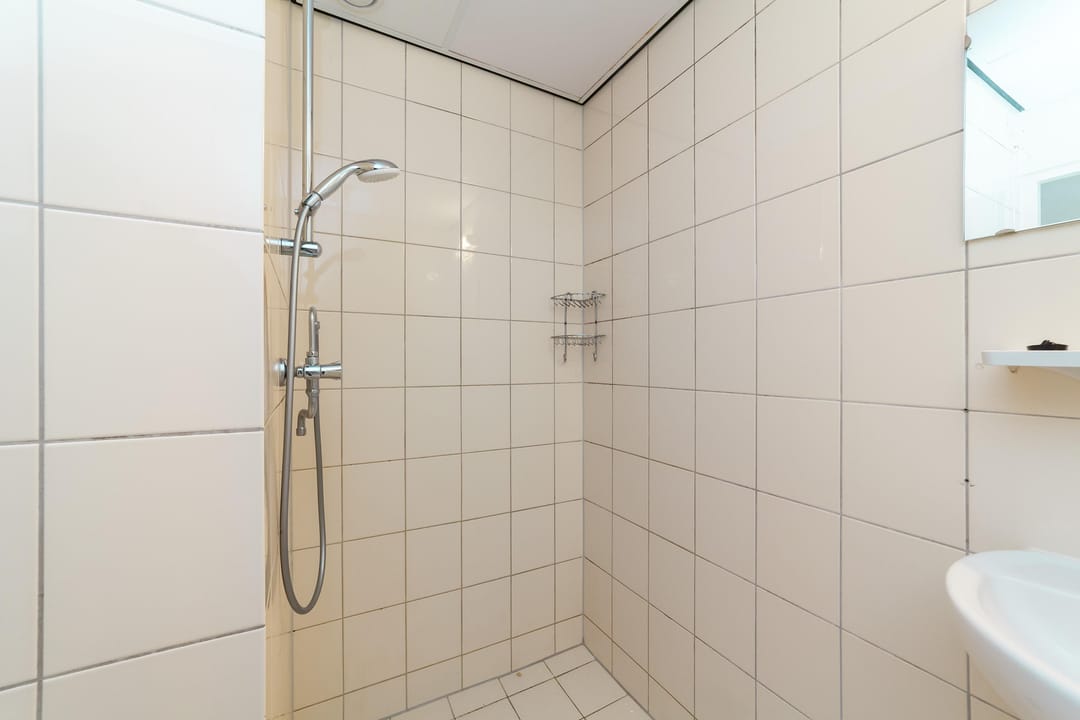 Spacious Apartment with Three Bedrooms and Sunny West Balconon in Leiden — 18