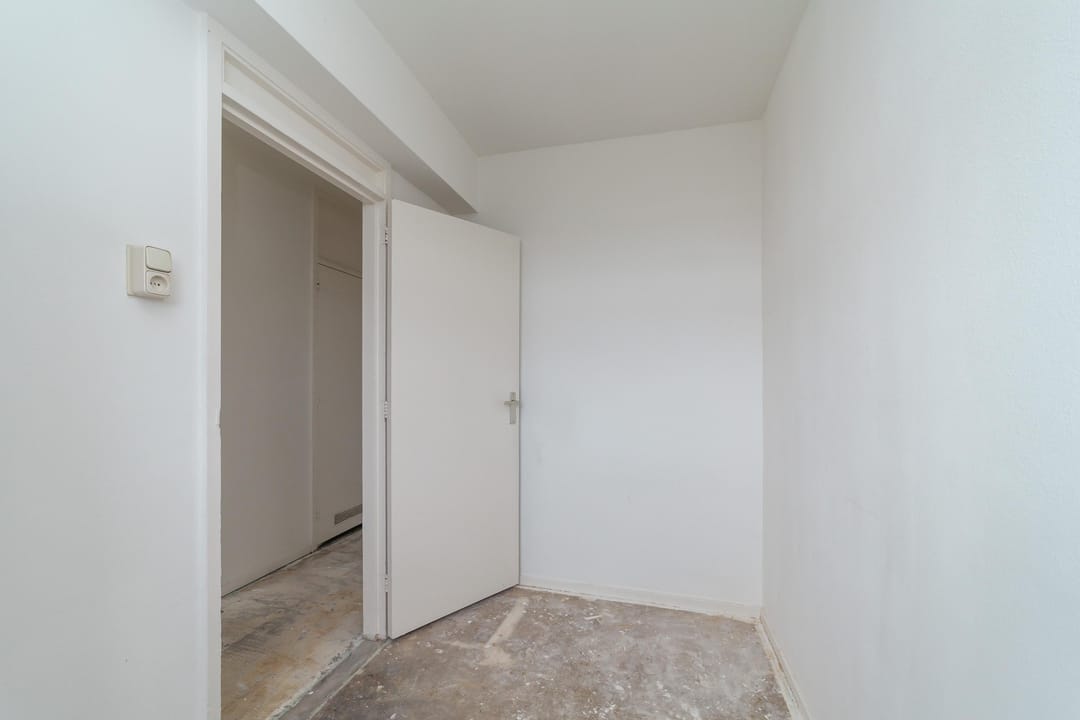 Spacious Apartment with Three Bedrooms and Sunny West Balconon in Leiden — 25
