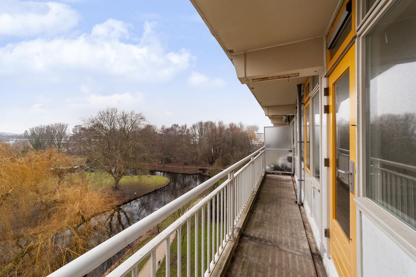 Spacious Apartment with Three Bedrooms and Sunny West Balconon in Leiden — 28