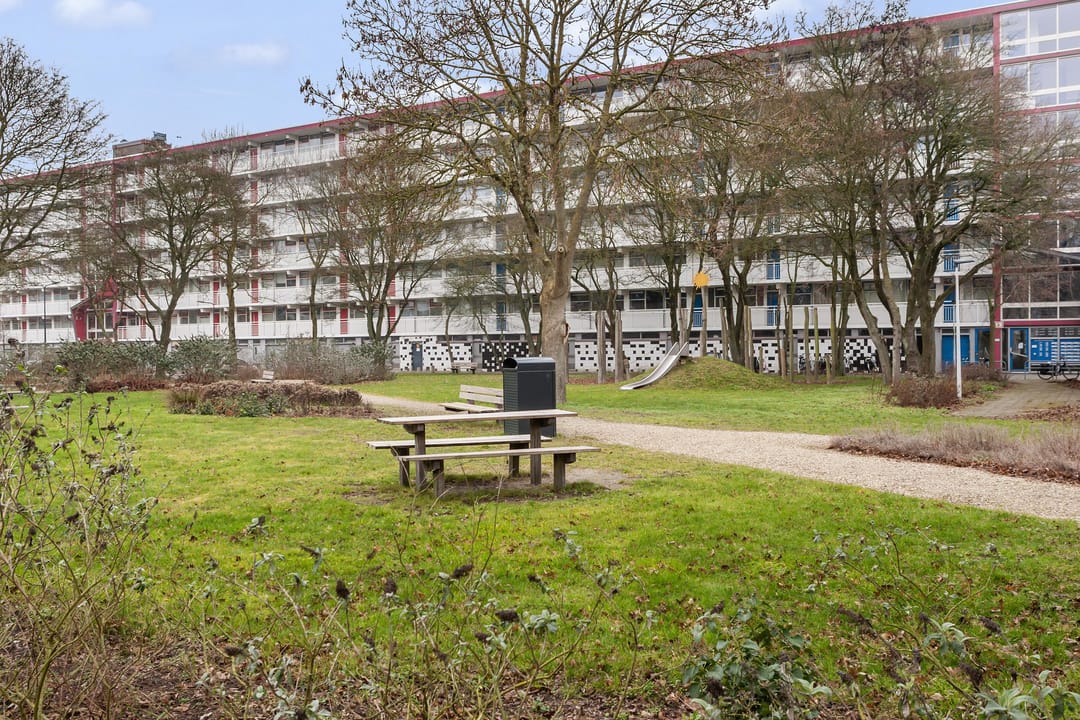 Spacious Apartment with Three Bedrooms and Sunny West Balconon in Leiden — 31