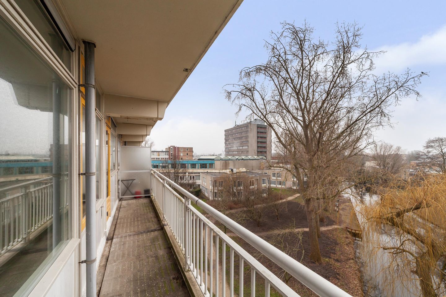 Spacious Apartment with Three Bedrooms and Sunny West Balconon in Leiden — 29