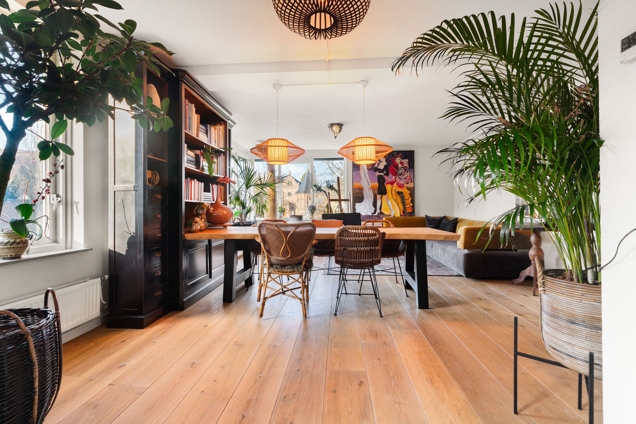 Spacious top-floor apartment with stunning views and balconies — 14