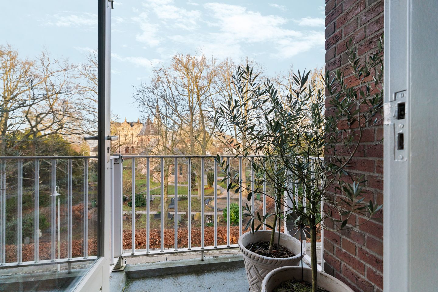 Spacious top-floor apartment with stunning views and balconies — 23