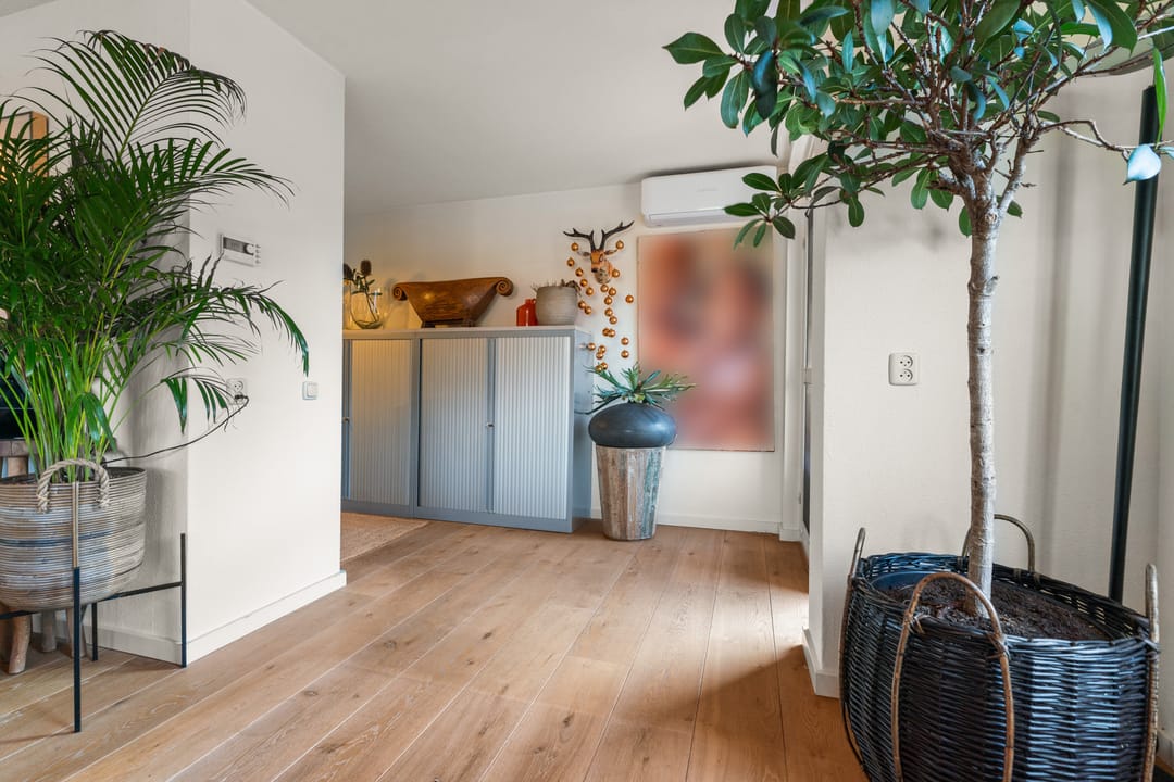 Spacious top-floor apartment with stunning views and balconies — 21