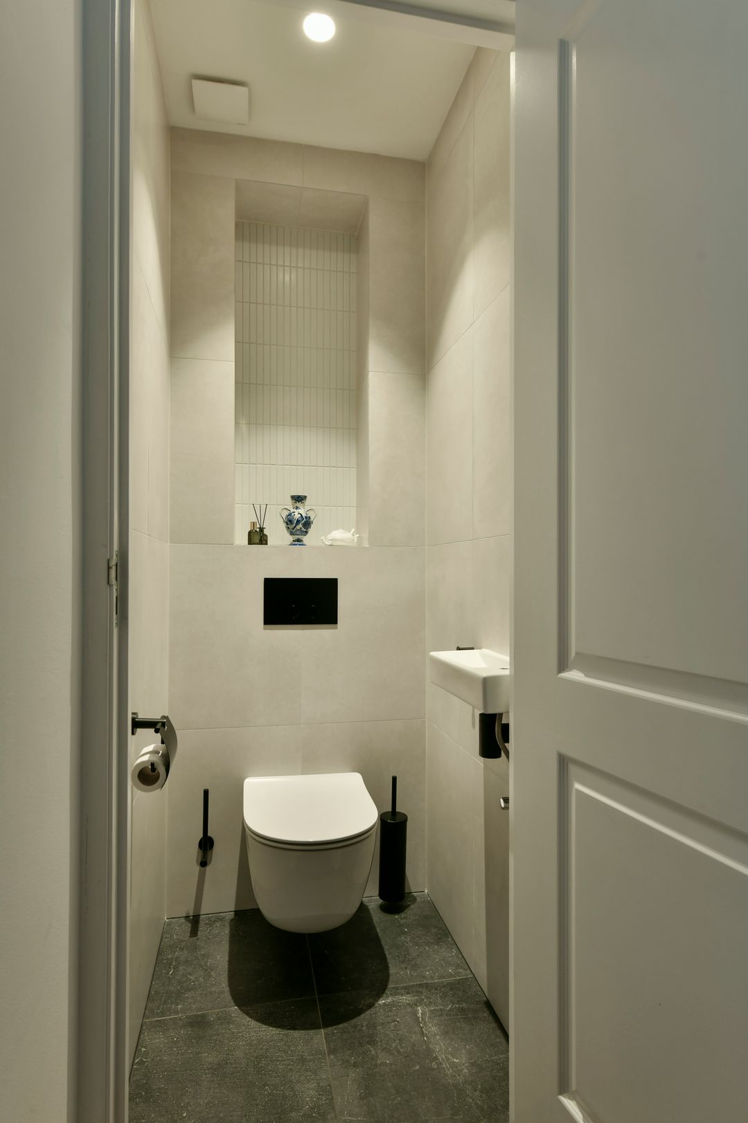 Lovely Renovated Double Floor Apartment with Two Bedrooms and South Facing Balconies in De Pijp — 22
