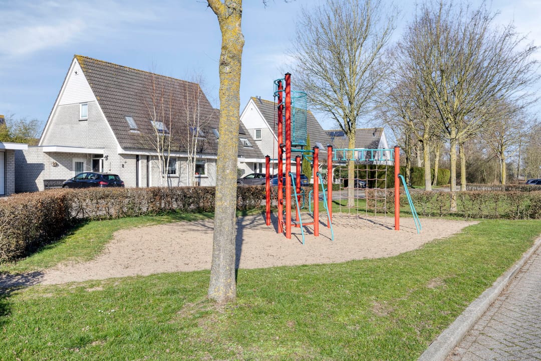 Semi-Detached Home with 4 Bedrooms and Water View — 37