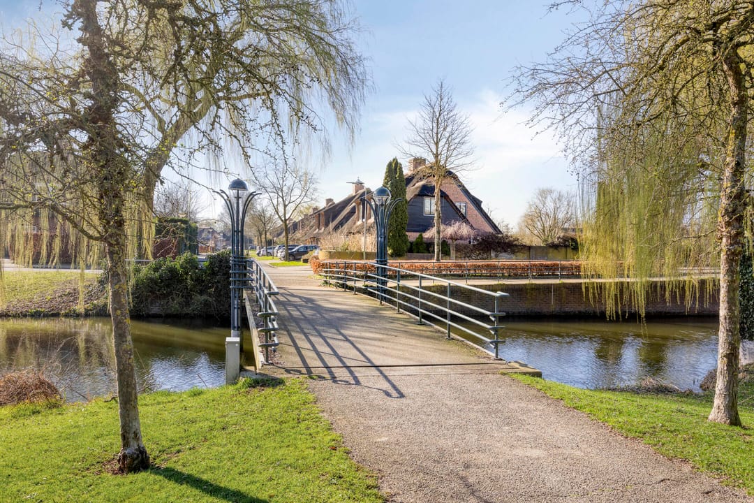 Semi-Detached Home with 4 Bedrooms and Water View — 38