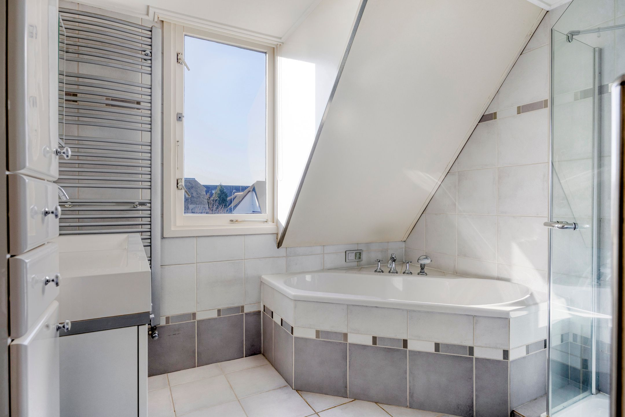 Semi-Detached Home with 4 Bedrooms and Water View — 18