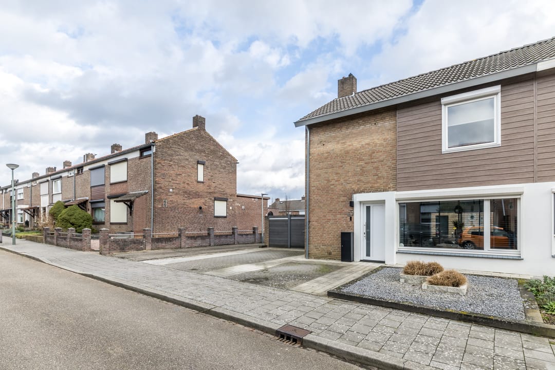 Renovated Semi-Detached Family Home with Home Office Potential and Garage in Brunssum-Noord — 38