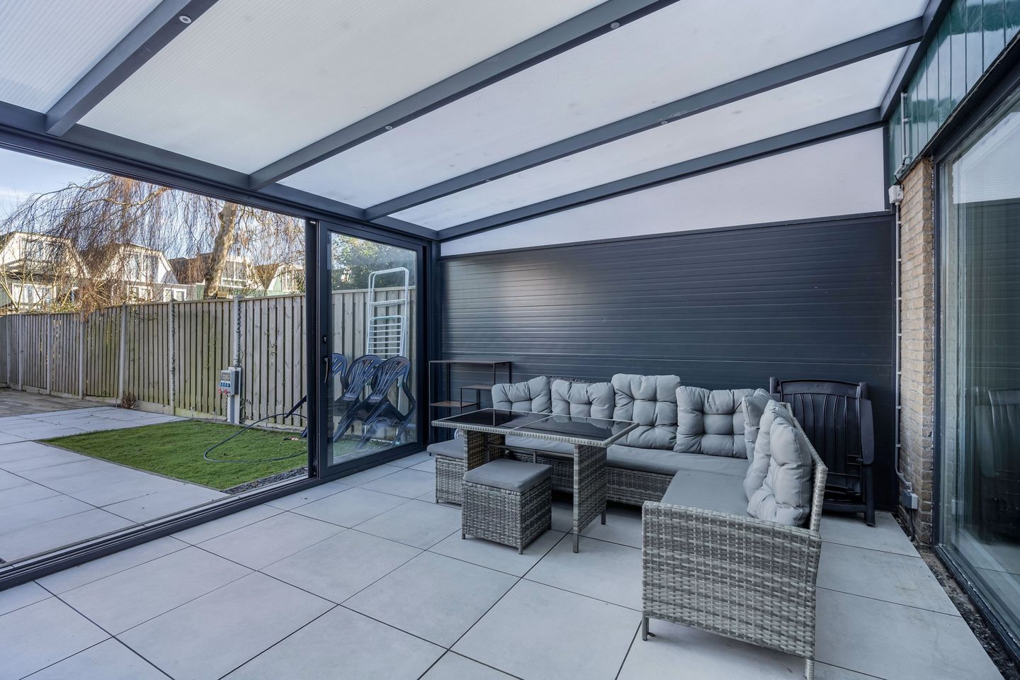 Modern Spacious Family Home with Large Conservatory in Child-Friendly Archipel — 24