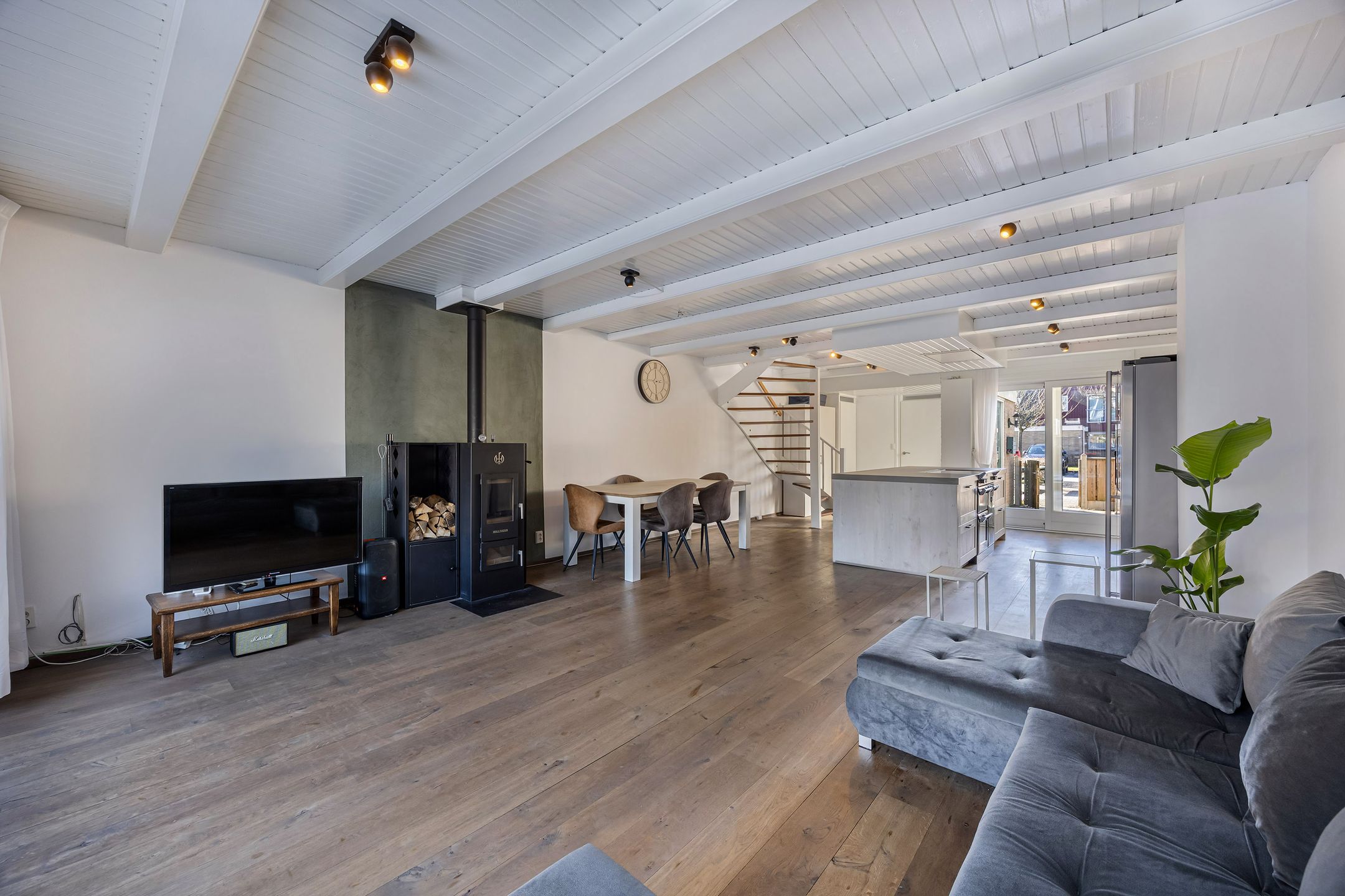 Modern Spacious Family Home with Large Conservatory in Child-Friendly Archipel — 20