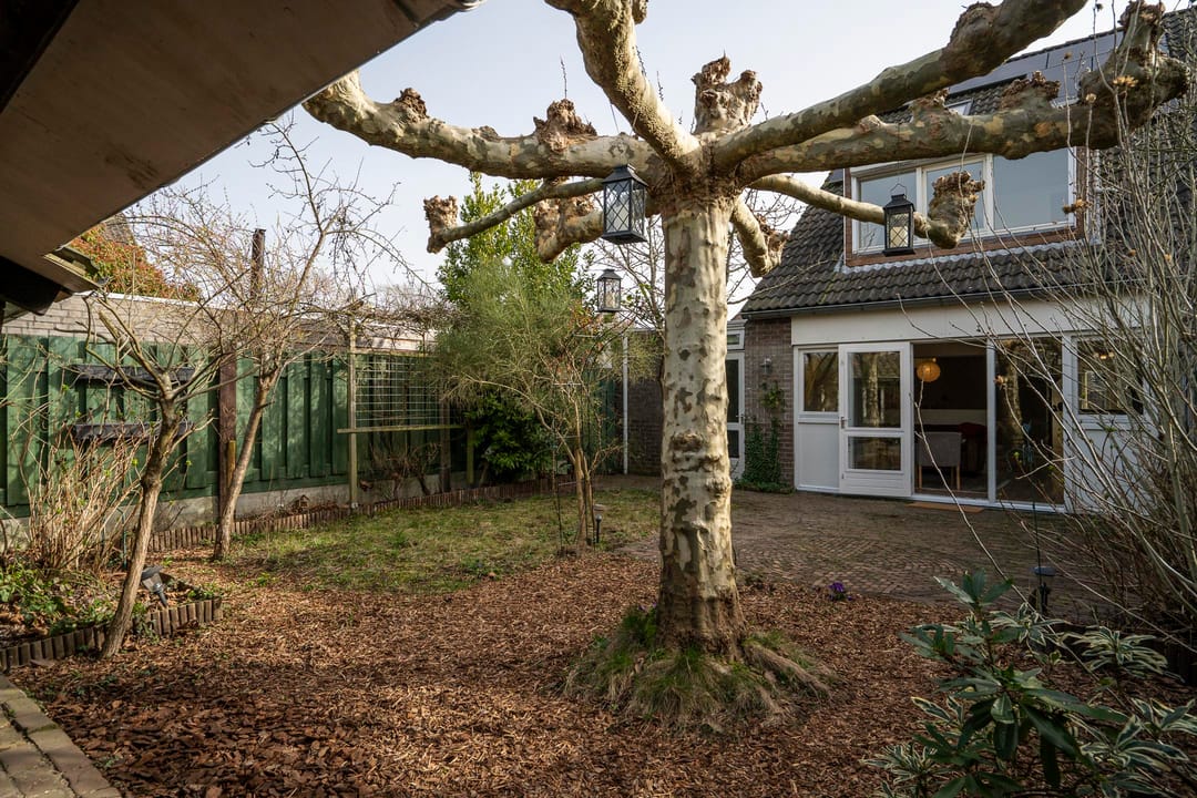 Semi-detached house with 4 bedrooms, garage, and solar panels in Grubbenvorst — 49