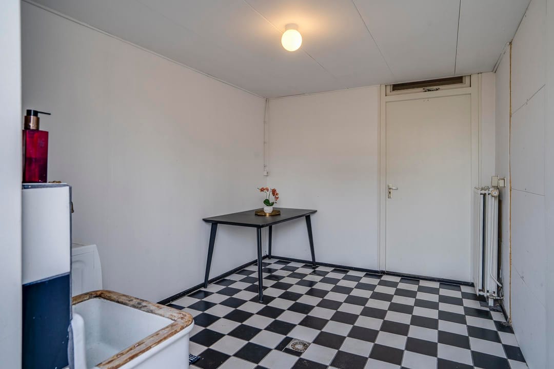 Semi-detached house with 4 bedrooms, garage, and solar panels in Grubbenvorst — 40