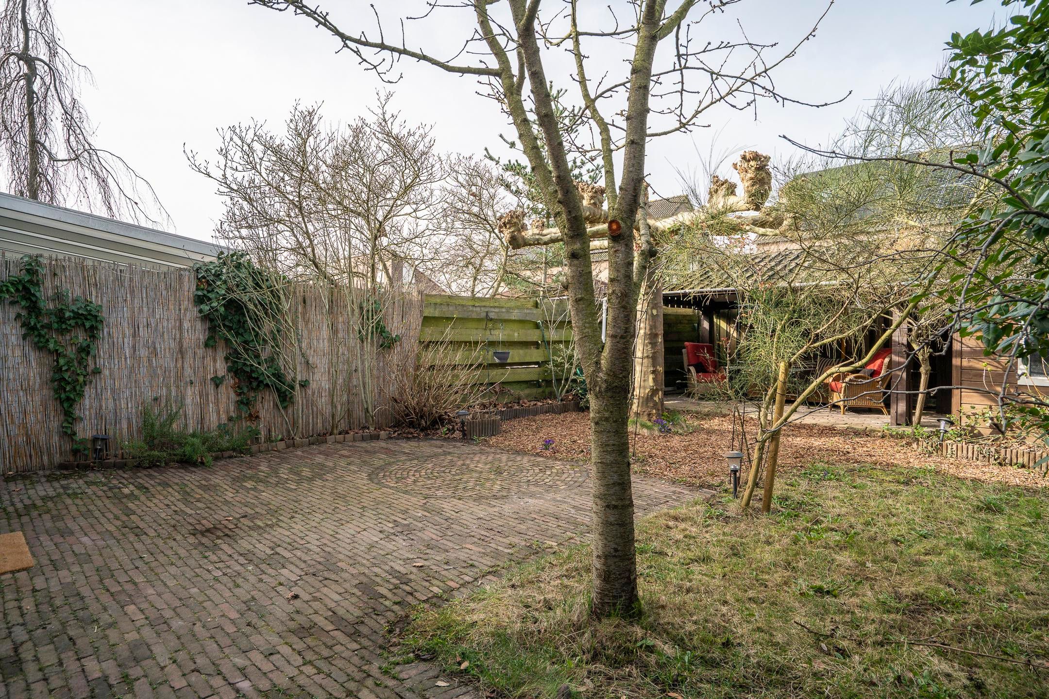 Semi-detached house with 4 bedrooms, garage, and solar panels in Grubbenvorst — 53