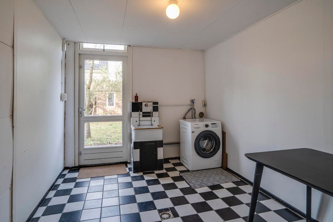 Semi-detached house with 4 bedrooms, garage, and solar panels in Grubbenvorst — 41