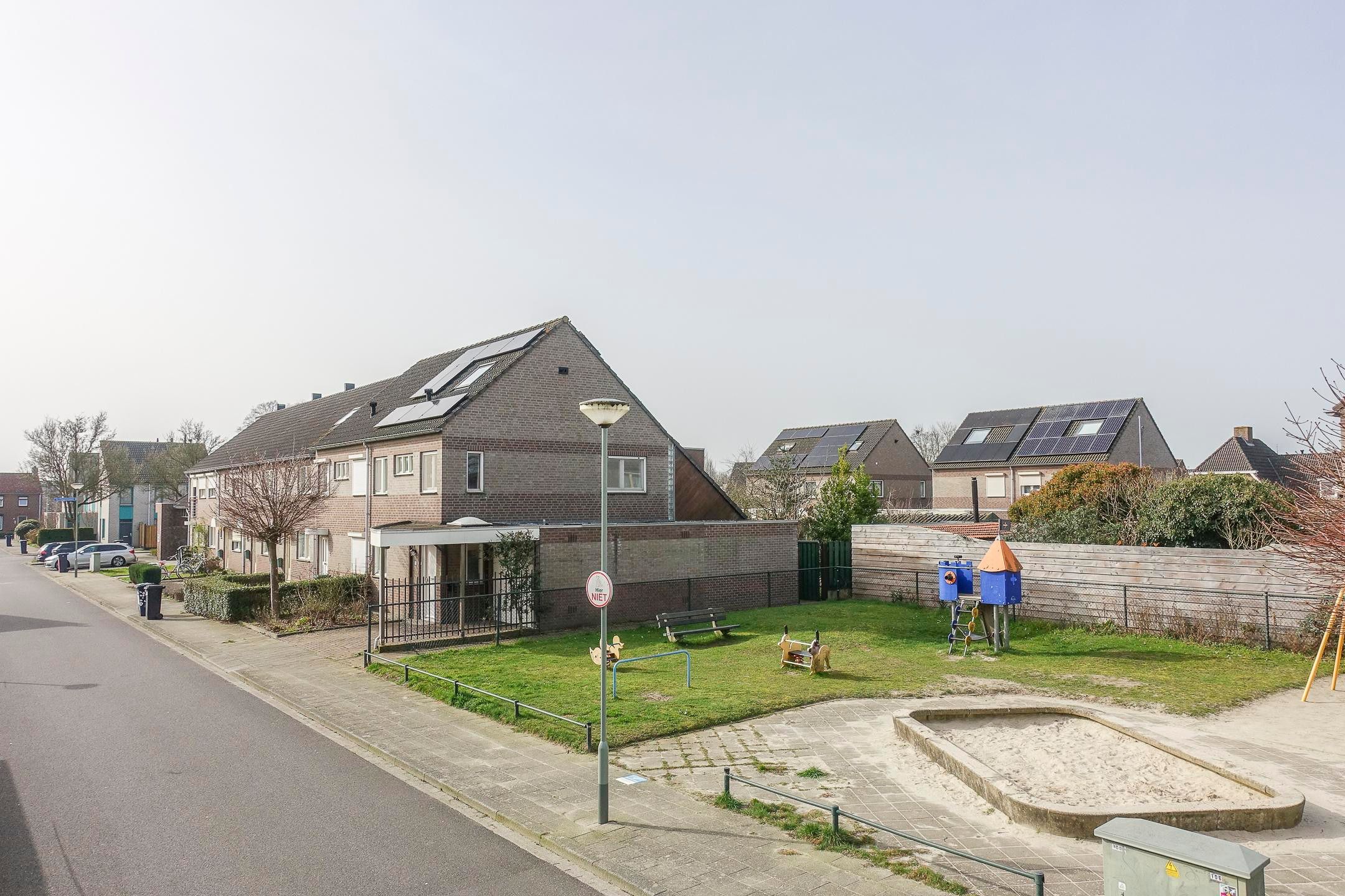 Semi-detached house with 4 bedrooms, garage, and solar panels in Grubbenvorst — 59