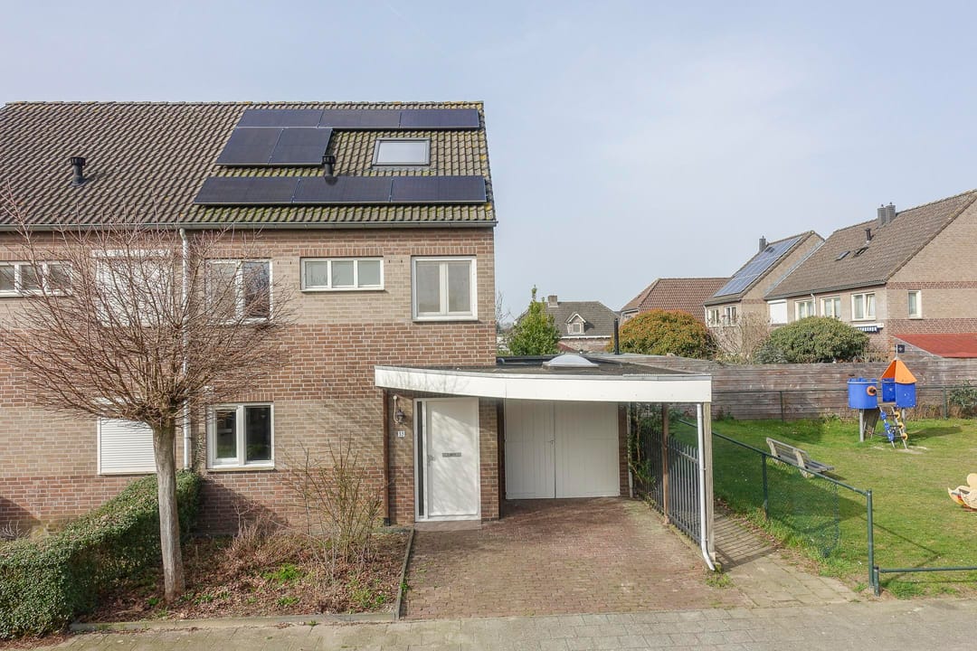 Semi-detached house with 4 bedrooms, garage, and solar panels in Grubbenvorst — 58