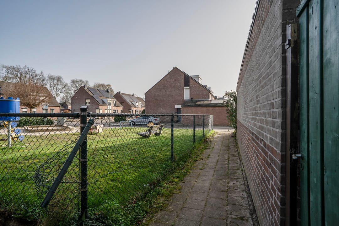 Semi-detached house with 4 bedrooms, garage, and solar panels in Grubbenvorst — 55