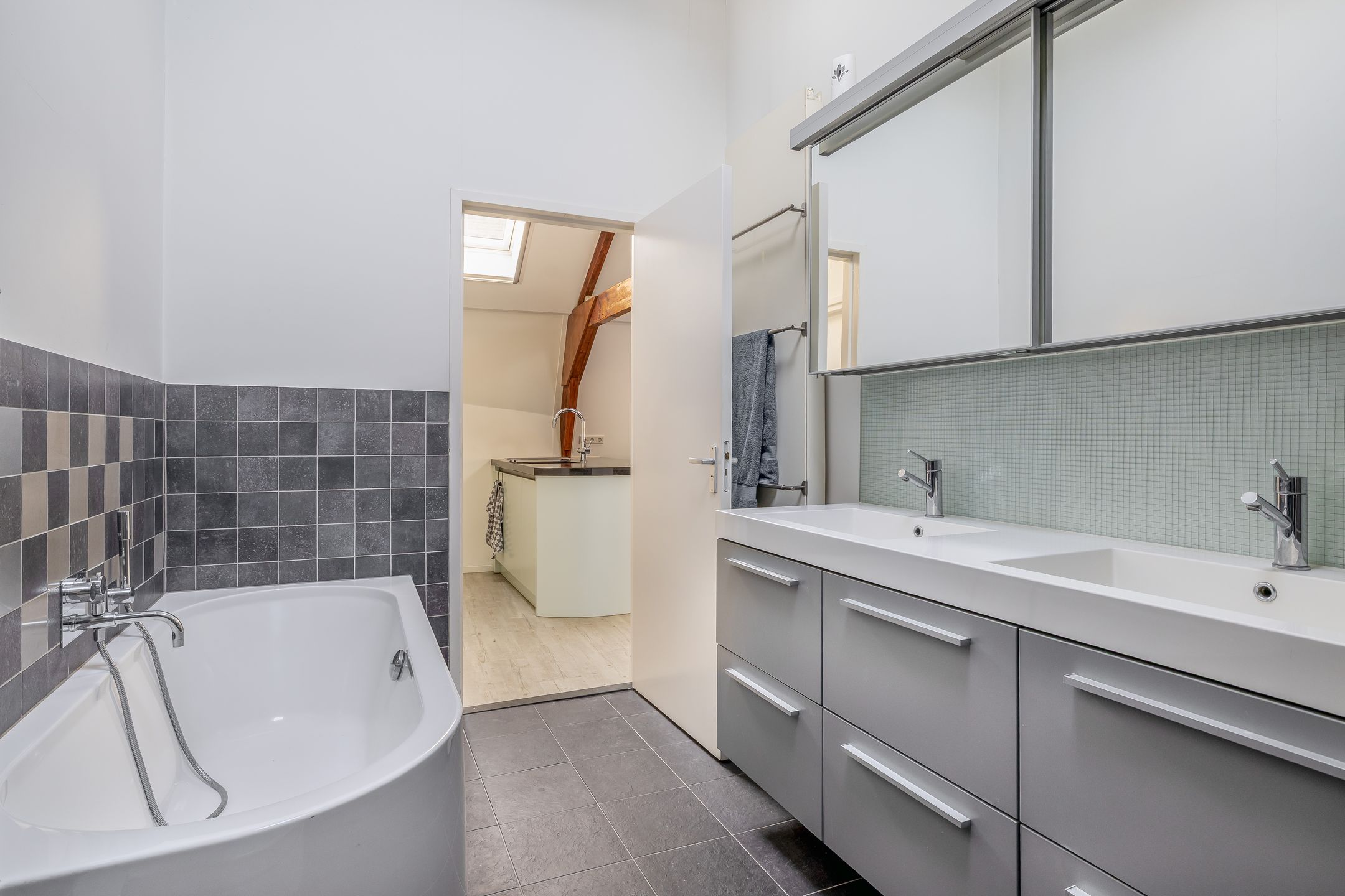 Spacious apartment with two terraces in Utrecht center — 37