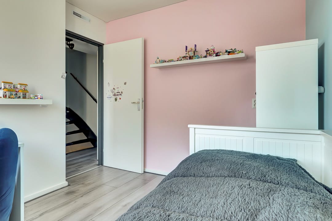 Photo 17 of Robert Stolzhof 258