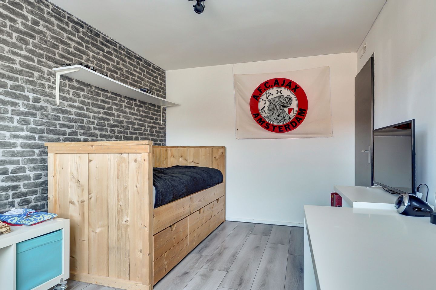 Photo 19 of Robert Stolzhof 258