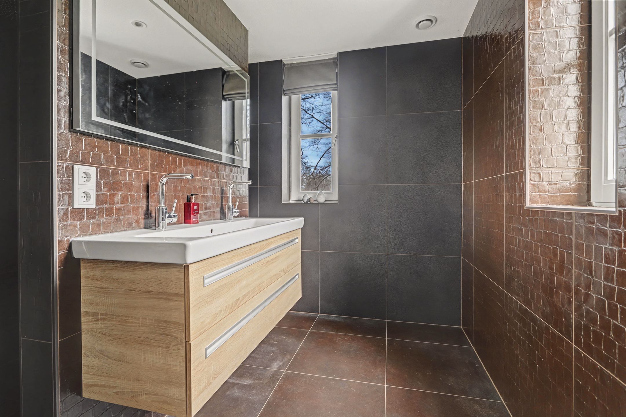 Spacious Detached Villa with Large Garden and A+++ Energy Label in Tilburg — 21