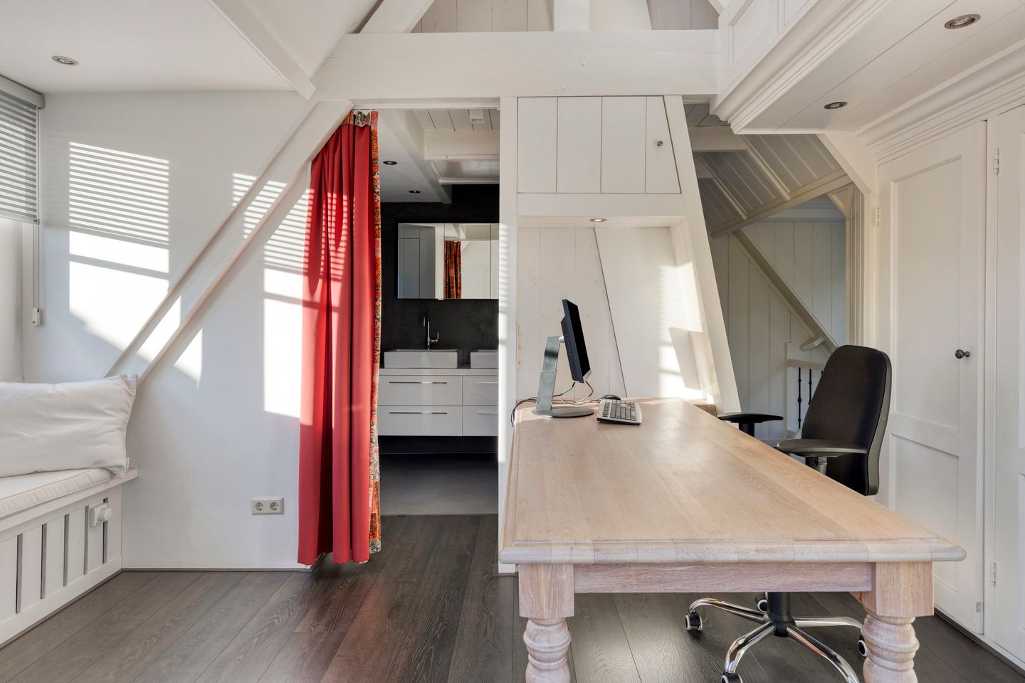 Unique Detached Home with Sunny Garden and Roof Terrace — 23