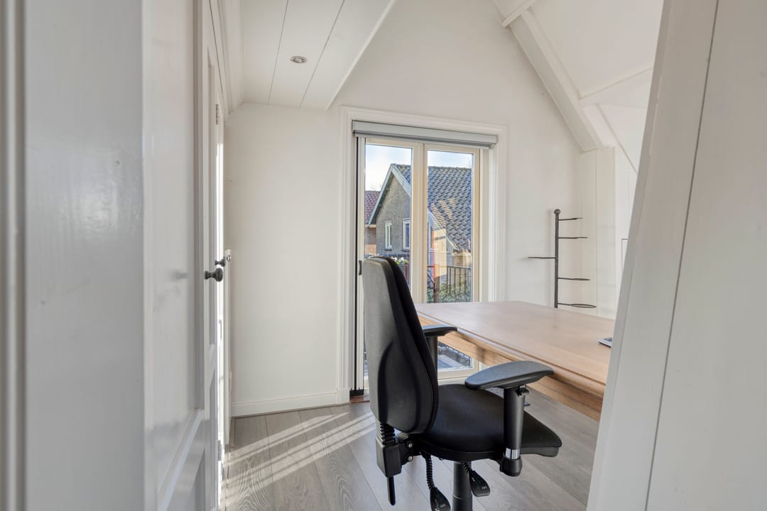Unique Detached Home with Sunny Garden and Roof Terrace — 24