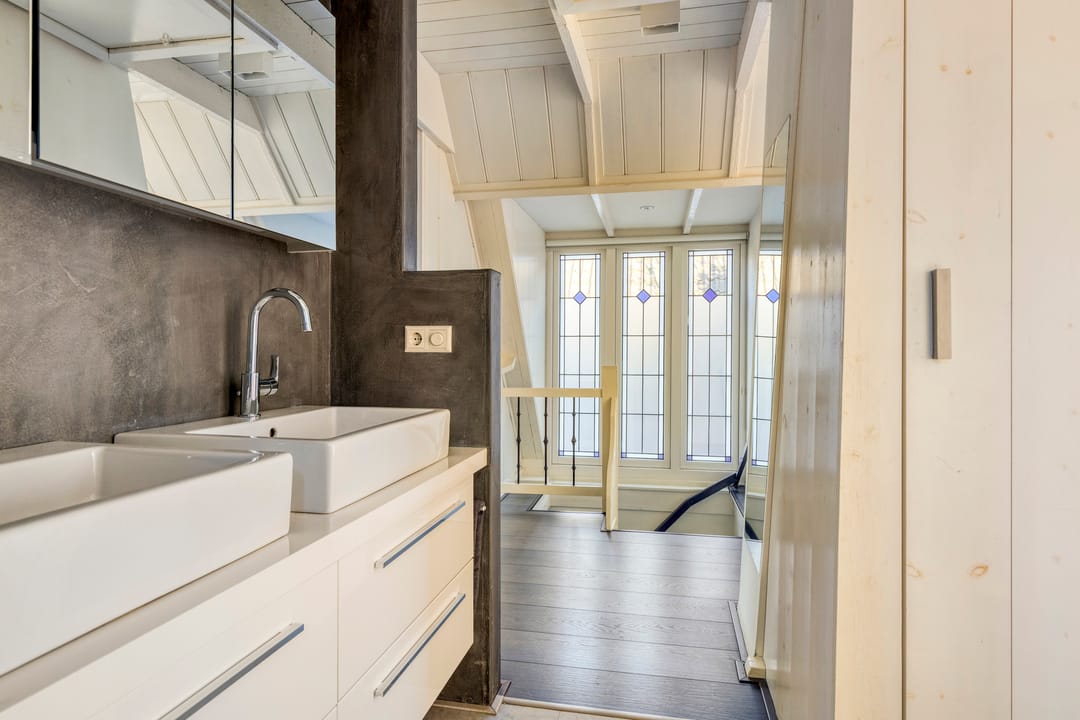 Unique Detached Home with Sunny Garden and Roof Terrace — 21
