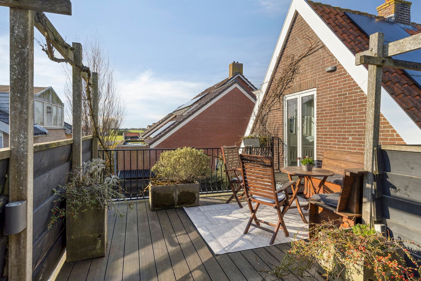 Unique Detached Home with Sunny Garden and Roof Terrace — 27