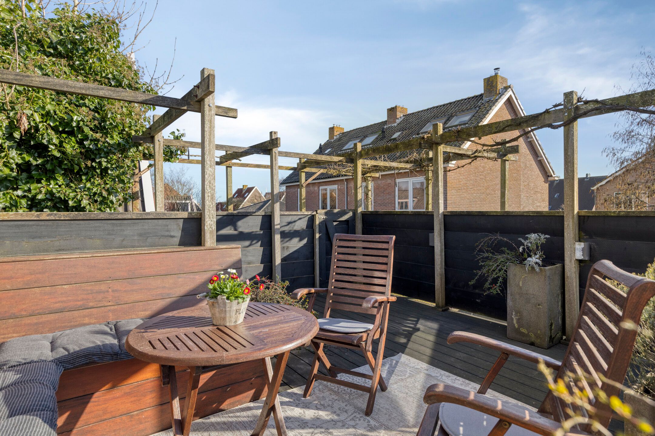 Unique Detached Home with Sunny Garden and Roof Terrace — 28