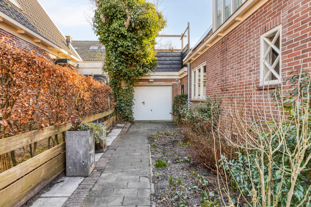 Unique Detached Home with Sunny Garden and Roof Terrace — 29