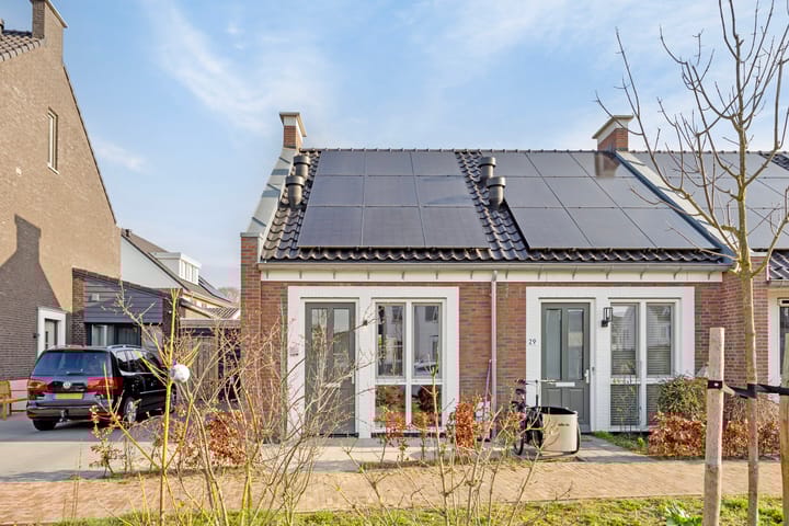 Photo 2 of Gouvernante 27